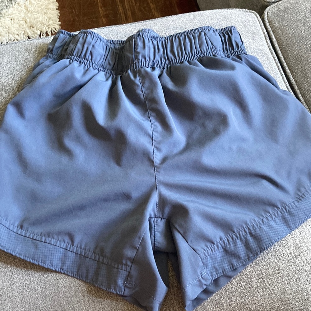 Athletic shorts with liner and pockets